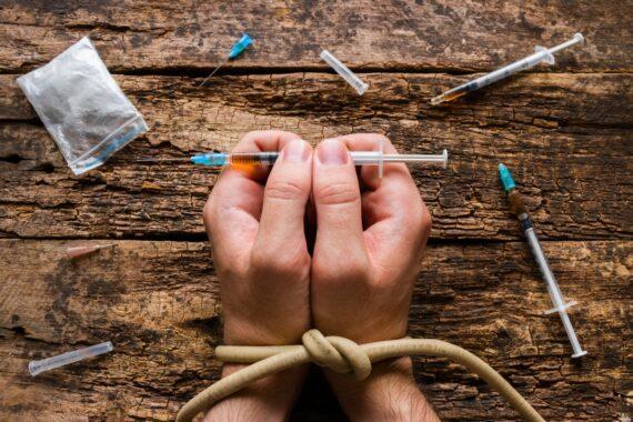 Почему наркотики вызывают зависимость